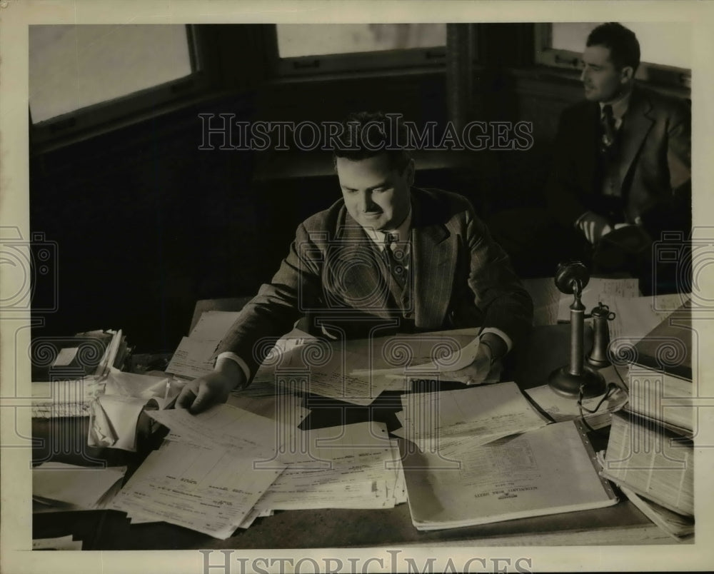 1940 Press Photo John Murray of NYC Department of Docks with Receiving Records
