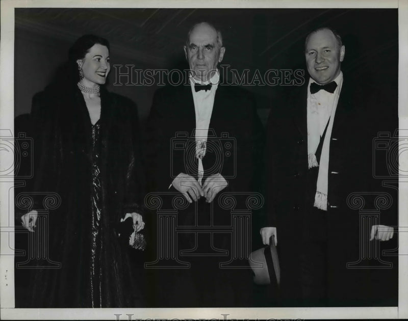 Load image into Gallery viewer, 1947 Press Photo Mr, Mrs George Nielson, William Leahy Arrive for Truman Concert
