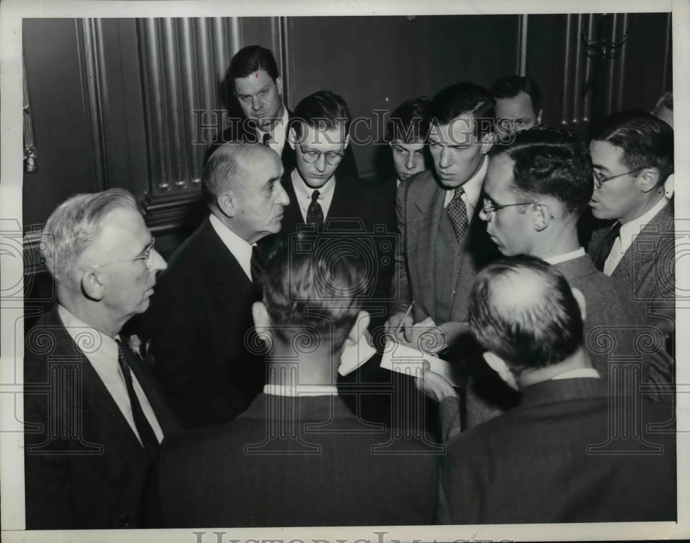 1946 Press Photo Paul Fuller Talks to Press on Coal Contract Negotiations