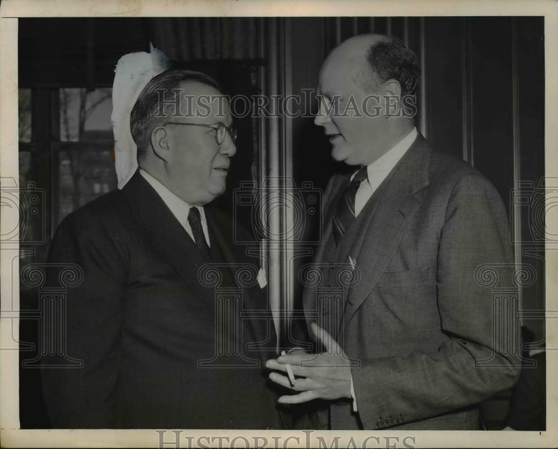 Load image into Gallery viewer, 1950 Press Photo Harry M. Moses &amp; George H. Love Confer After Pres. Fact Finding
