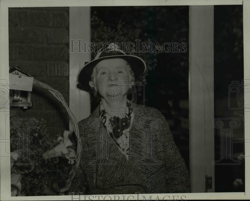 Load image into Gallery viewer, 1940 Press Photo Mrs. Elmer Cox, Friend of Walker - nef37892
