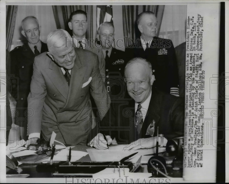 Load image into Gallery viewer, 1953 Press Photo Dwight Eisenhower Signing Armed Forces Day Proclamation
