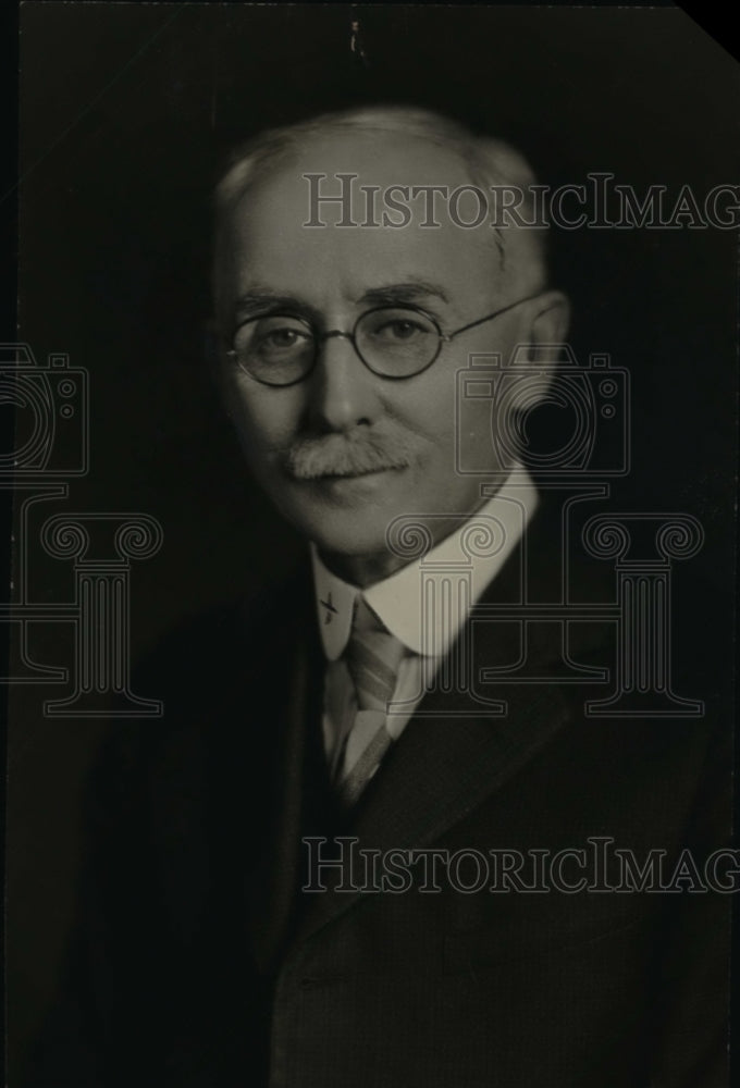 Load image into Gallery viewer, Press Photo Dr. A. L. Foley, Inventor of New Type of Radio - nef37967

