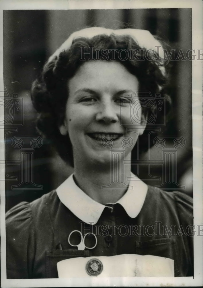1949 Press Photo Sister Joyce Munford Nurses Lewis Douglas after Fishing Injury