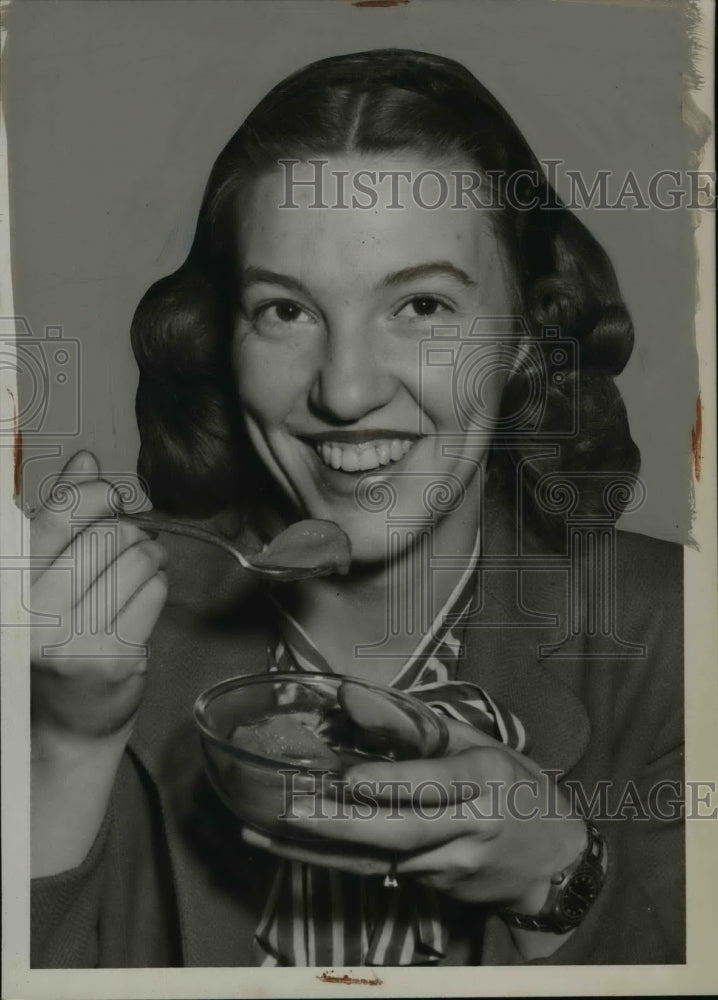 1945 Press Photo Woman Eating - nef37980