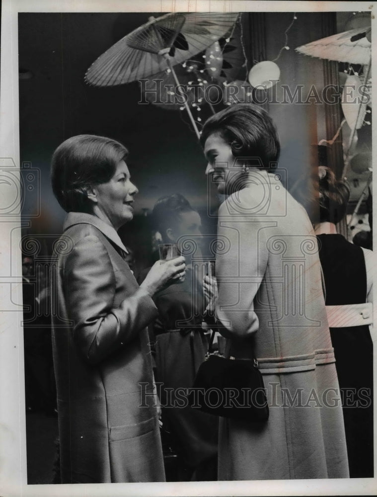 1967 Press Photo Women at Higbee's, Ohio - nef38037
