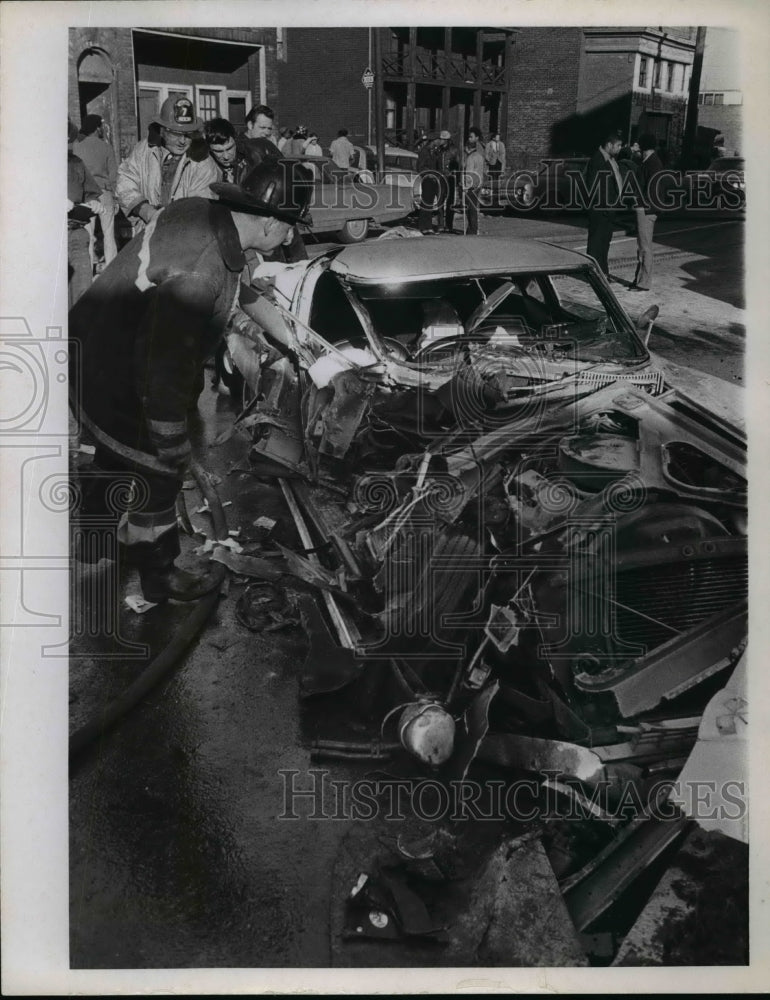 Press Photo Wrecked Car - nef38054
