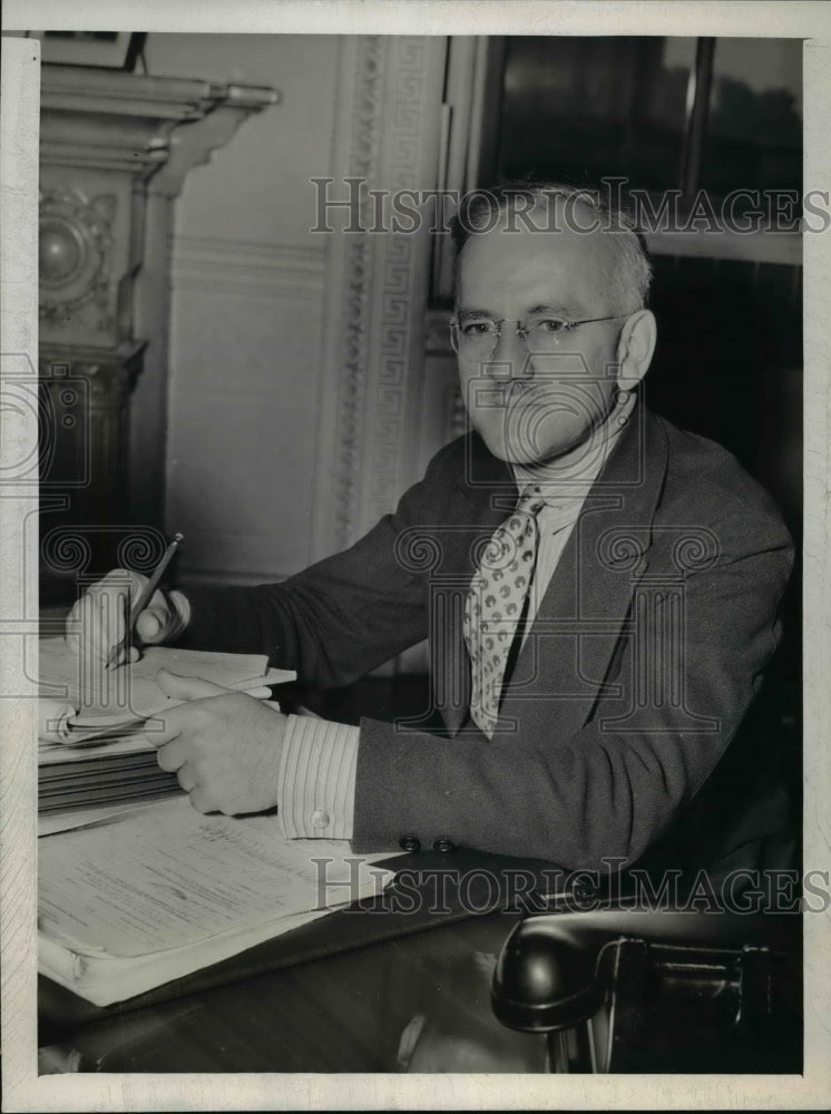 Load image into Gallery viewer, 1943 Press Photo Laughlin Currie, Roosevelt's Administrative Assistant
