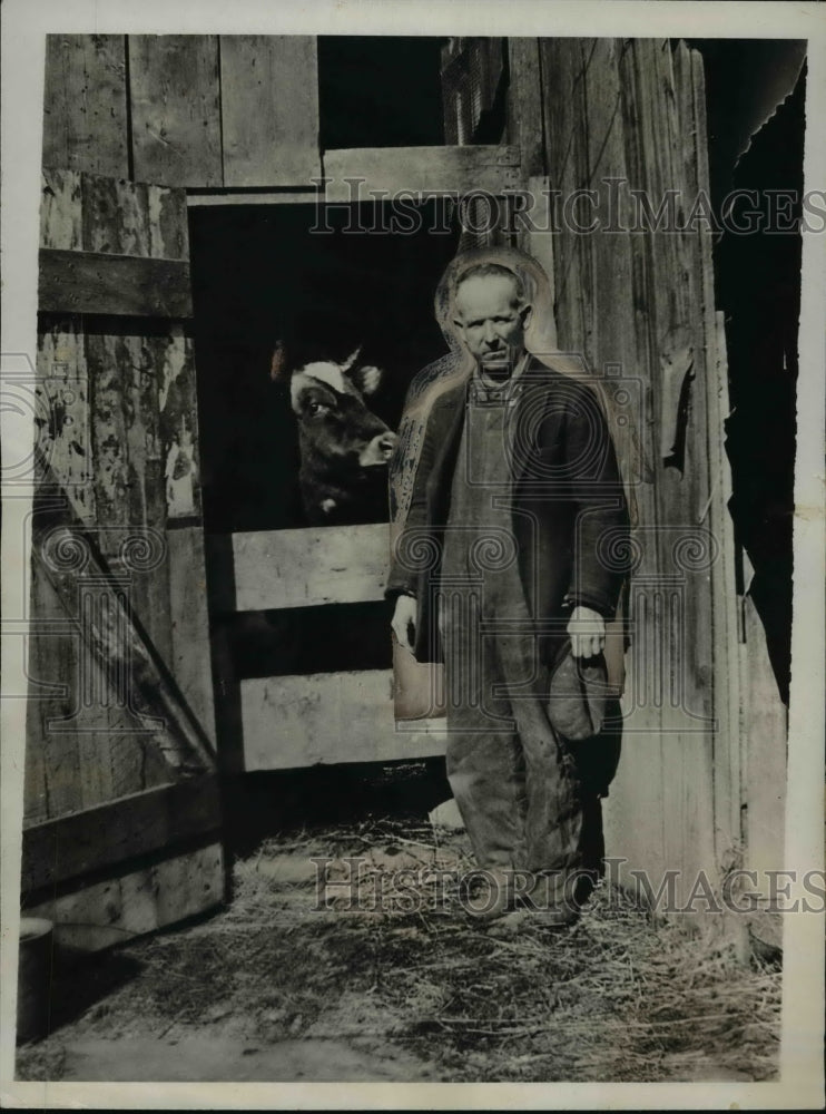 Load image into Gallery viewer, 1932 Press Photo Tom Fitzgerald Plan to Put $10,200 Wealth Back in Circulation
