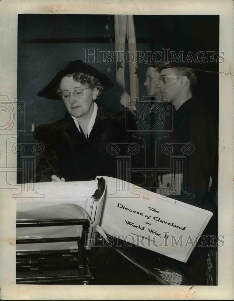 Load image into Gallery viewer, 1942 Press Photo Mrs. L.J. Halloran signs Catholic Honor Roll, St. Paul's Shrine
