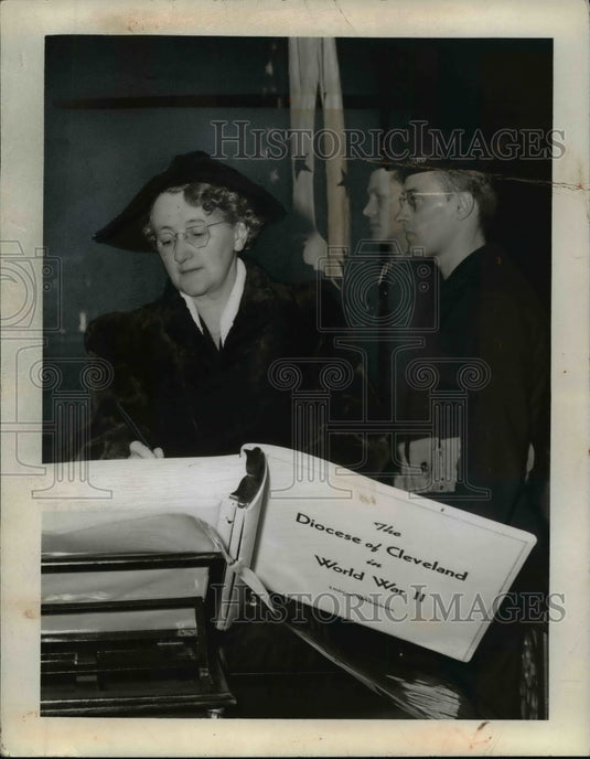 1942 Press Photo Mrs. L.J. Halloran signs Catholic Honor Roll, St. Paul's Shrine