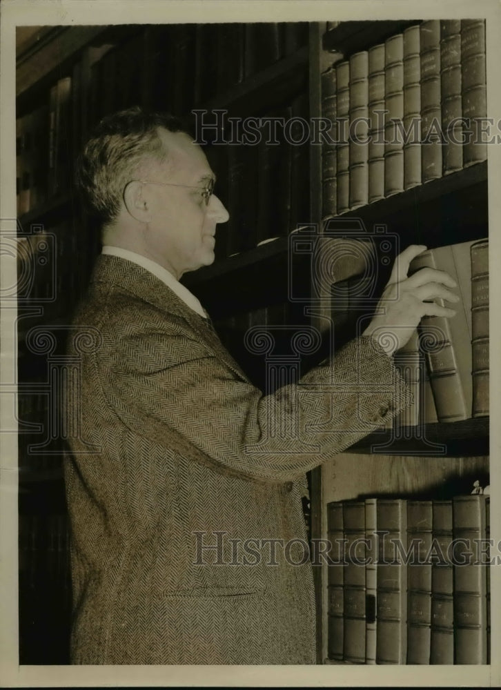 1939 Press Photo Felix Frankfurter in his Office Library, Harvard University