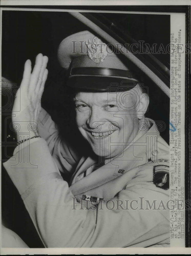 1953 Press Photo Dwight Eisenhower Waving at Hotel, Washington, D.C. - nef38319