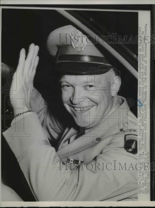 1953 Press Photo Dwight Eisenhower Waving at Hotel, Washington, D.C. - nef38319