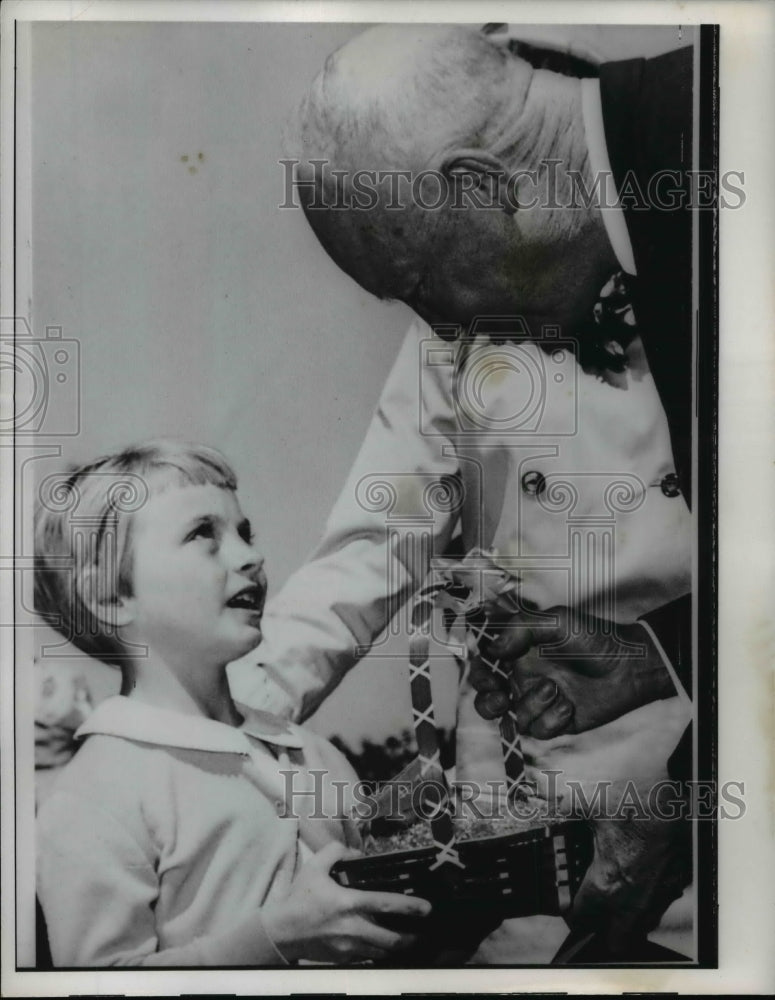 1960 Press Photo Dwight Eisenhower with Little Girl - nef38327