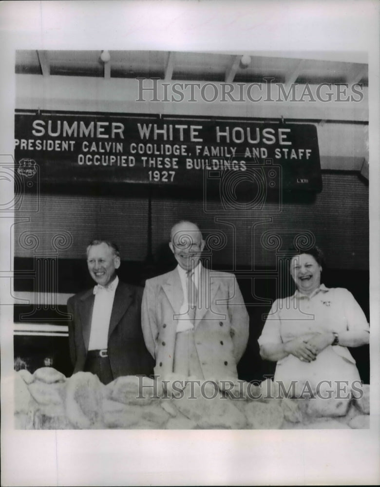 Load image into Gallery viewer, 1953 Press Photo Dwight Eisenhower, Harry Herbert &amp; Wife at Custer State Park
