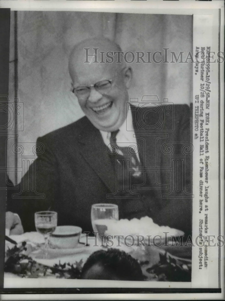 1958 Press Photo President Eisenhower laughs at remarks by comedian Herb Shriner