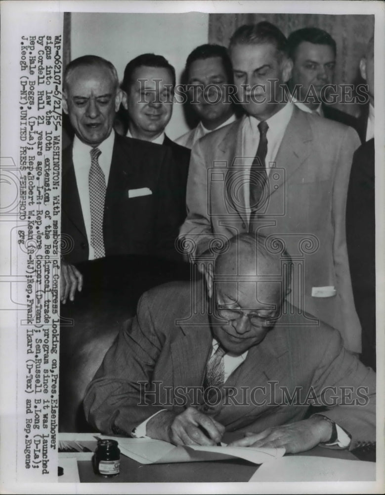Load image into Gallery viewer, 1955 Press Photo Eisenhower signs 10th extension of the Reciprocal trade program
