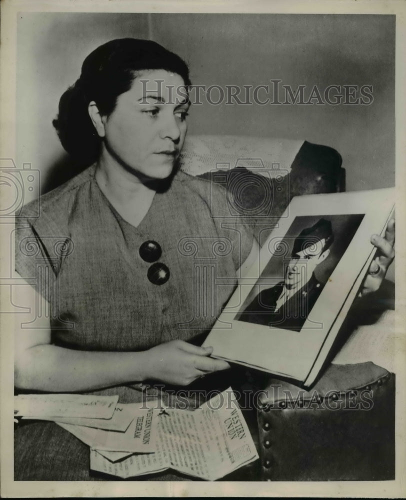 1951 Press Photo Jean West Holding Photo of son Private William O. Boyd- Historic Images