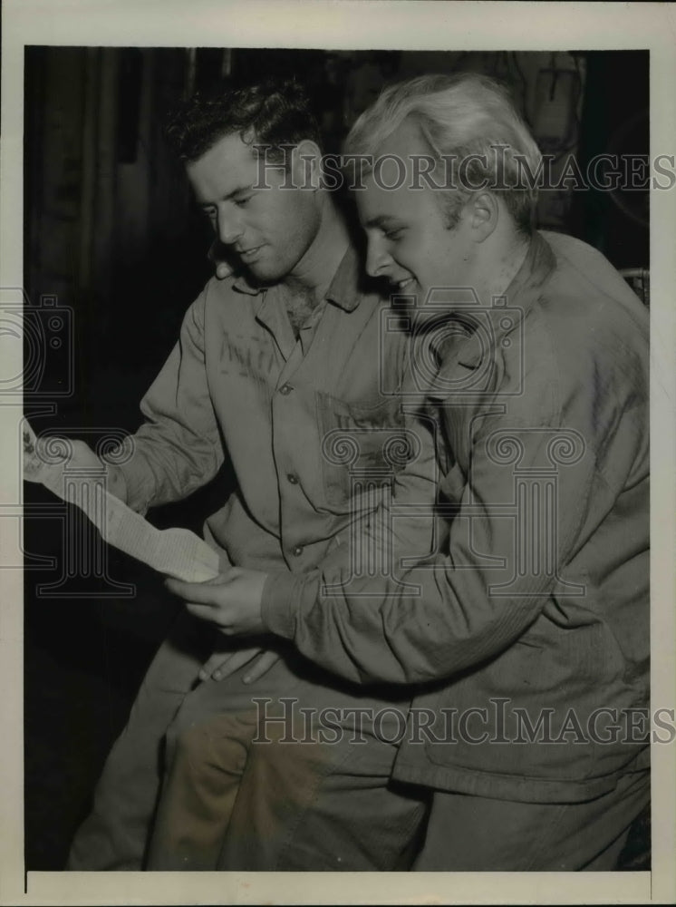 1945 Press Photo Paul Earnest Harding, Kenneth La Porte Aboard "Enterprise"