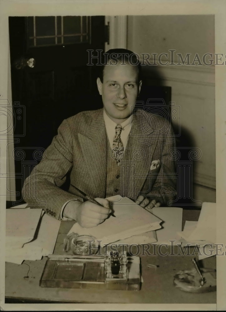 Load image into Gallery viewer, 1935 Press Photo A. Newbold Morris after being sworn in at New York City Hall
