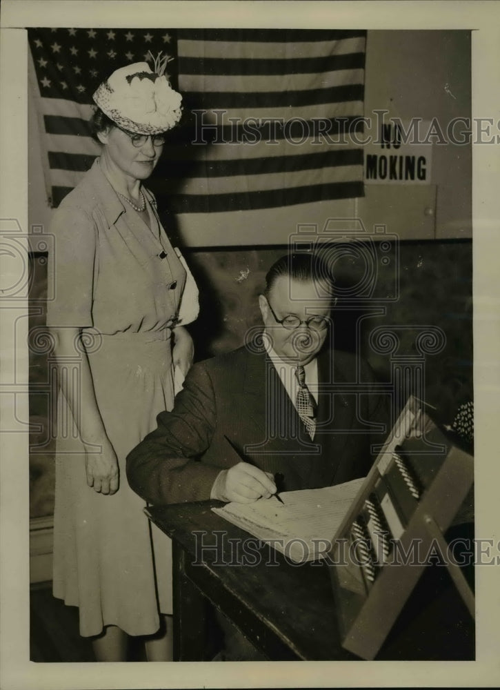 Load image into Gallery viewer, 1941 Press Photo George A. Hasting casts a vote for himself for Congress
