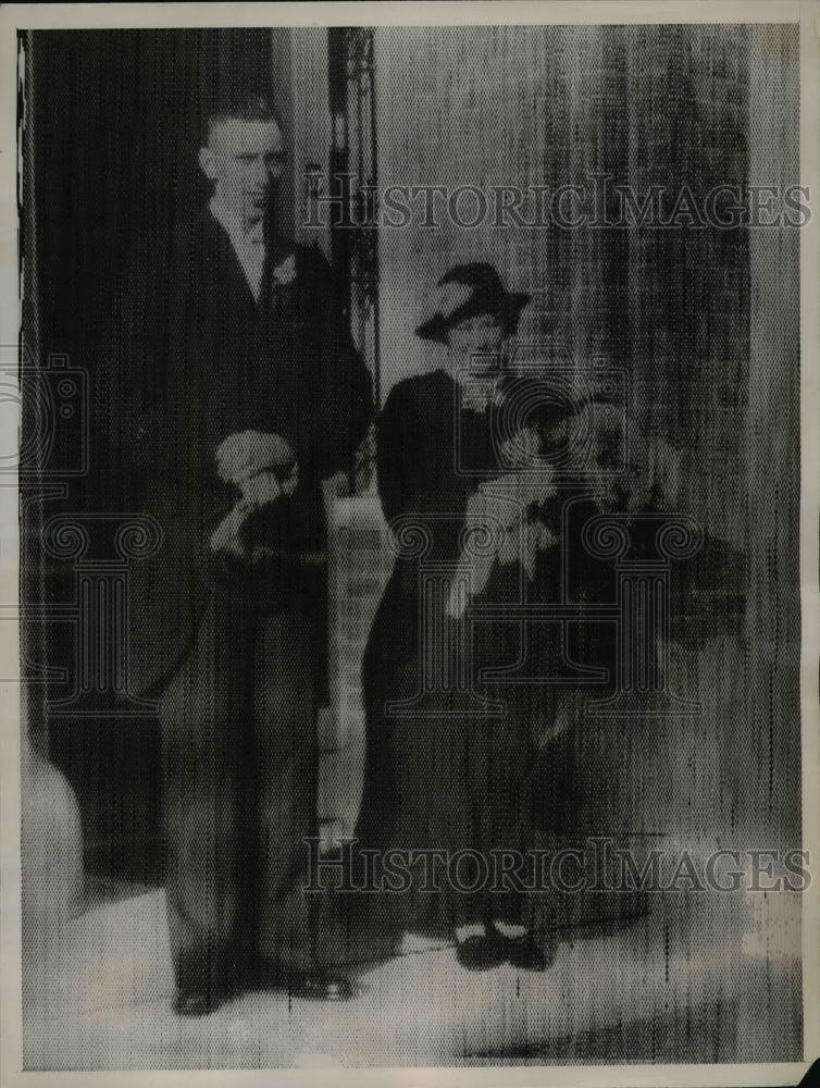 Load image into Gallery viewer, 1937 Press Photo Juliana Vandermeer Marries Matinus Van Stejn at Shared Wedding

