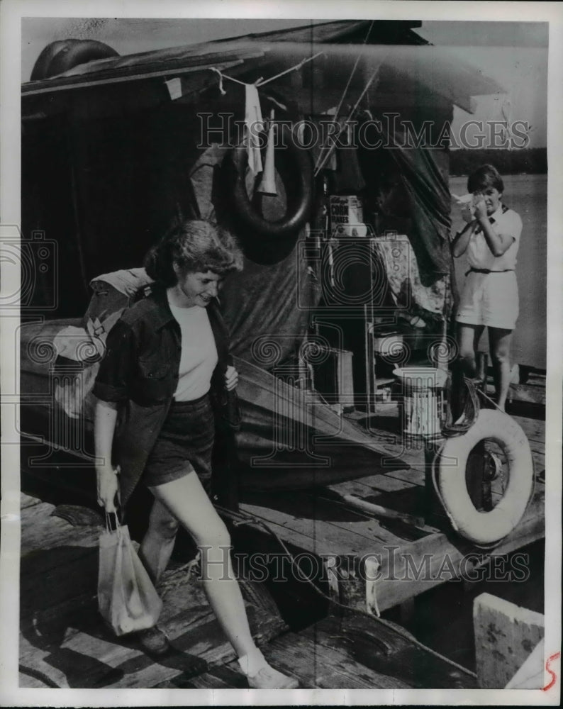 Load image into Gallery viewer, 1951 Press Photo Mary Ellen McCrady, of Raft "Lethargia" &amp; Geraldine Garoia
