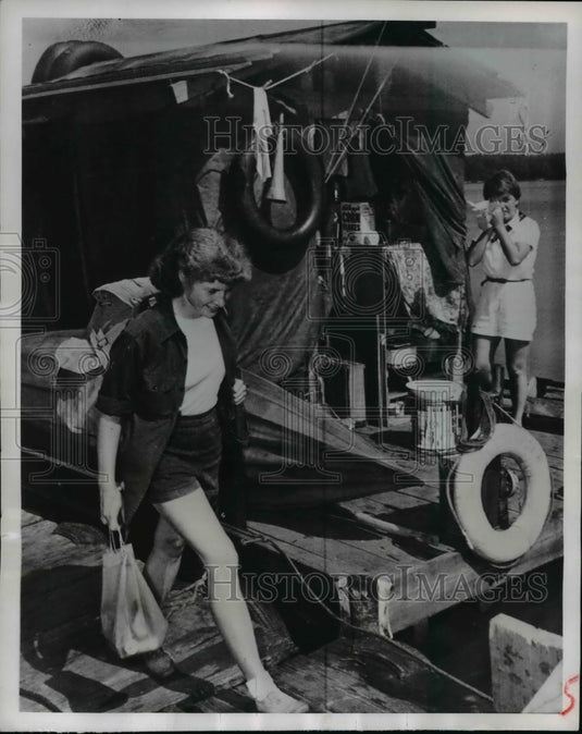 1951 Press Photo Mary Ellen McCrady, of Raft "Lethargia" & Geraldine Garoia