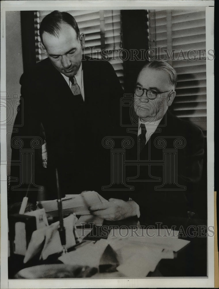 Load image into Gallery viewer, 1933 Press Photo Edward Kruvosky w/ Parole Officer Ed White after Prison Release
