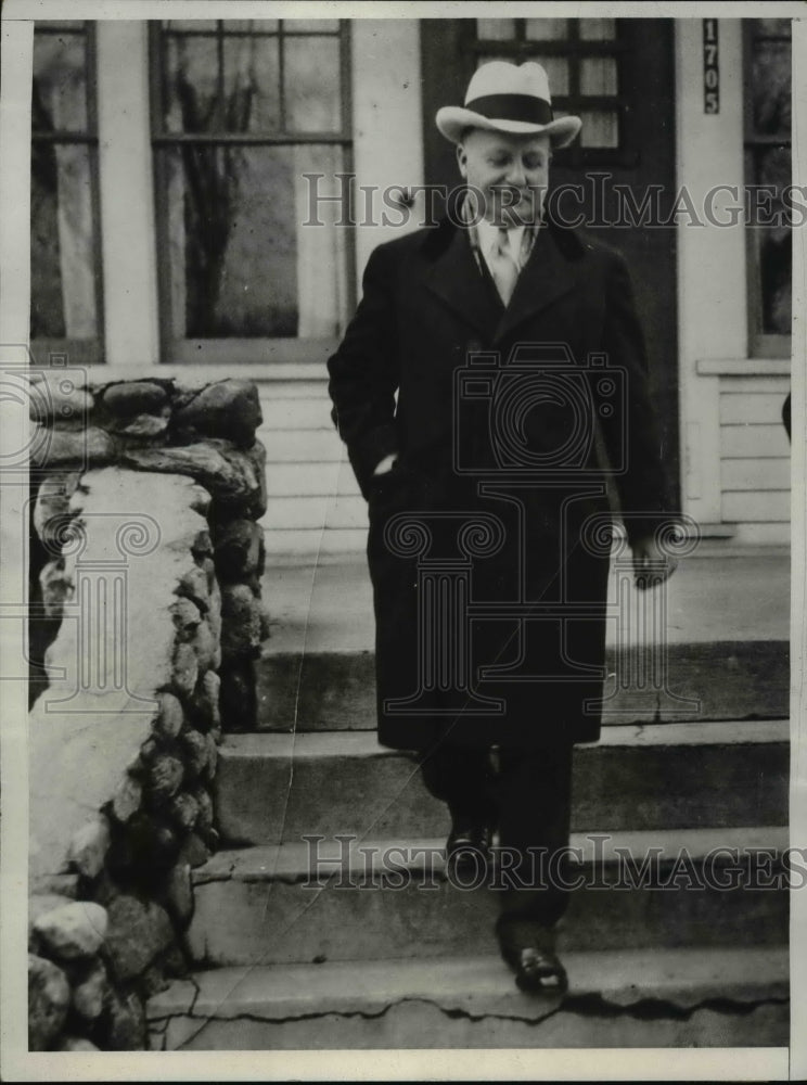 1933 Press Photo Harry S. Toy Leaving Home of Reverend Frank Coughlin