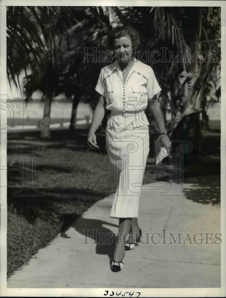 Load image into Gallery viewer, 1936 Press Photo Mrs John Farrell Strolling in Nassau British West Indies
