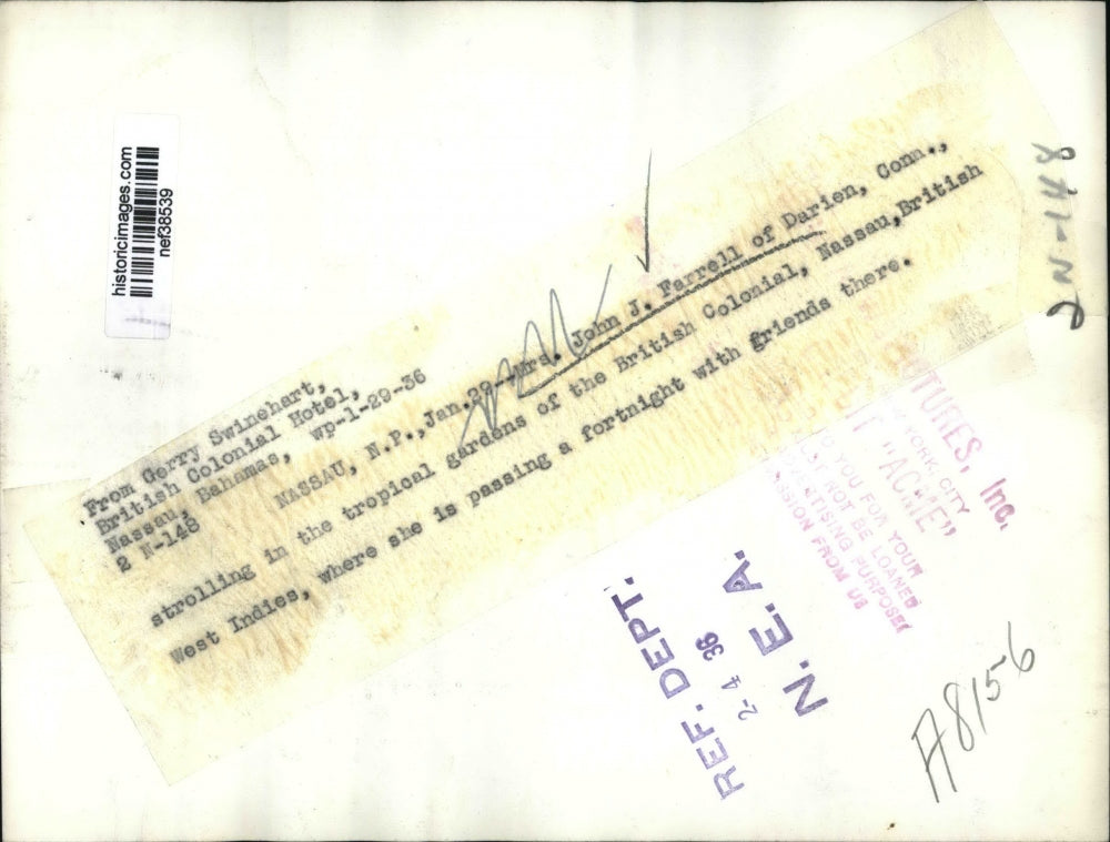 1936 Press Photo Mrs John Farrell Strolling in Nassau British West Indies