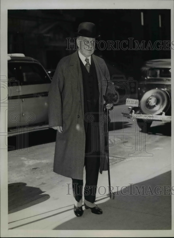 1938 Press Photo Oliver Harriman Arrives at Funeral of Louis Wiley Newspaper Man- Historic Images