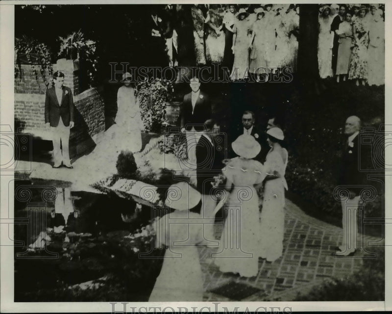 Load image into Gallery viewer, 1932 Press Photo Charlotte White's Wedding in Dr. Frank Hamilton's Home Garden

