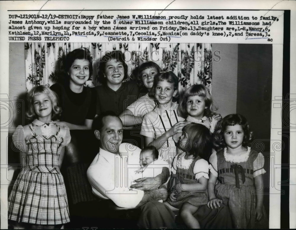 1958 Press Photo Detroit James W. Williamson Holds Newborn James Anthony