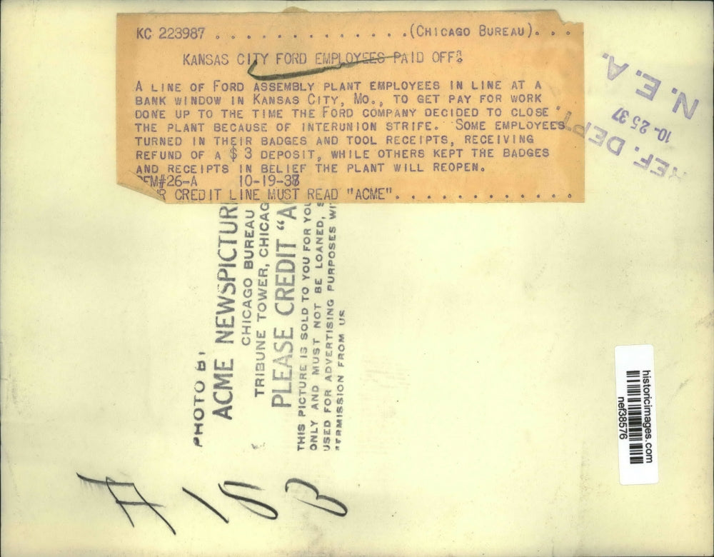 1937 Press Photo Ford Assembly Plant Employees in Line for Final Paychecks