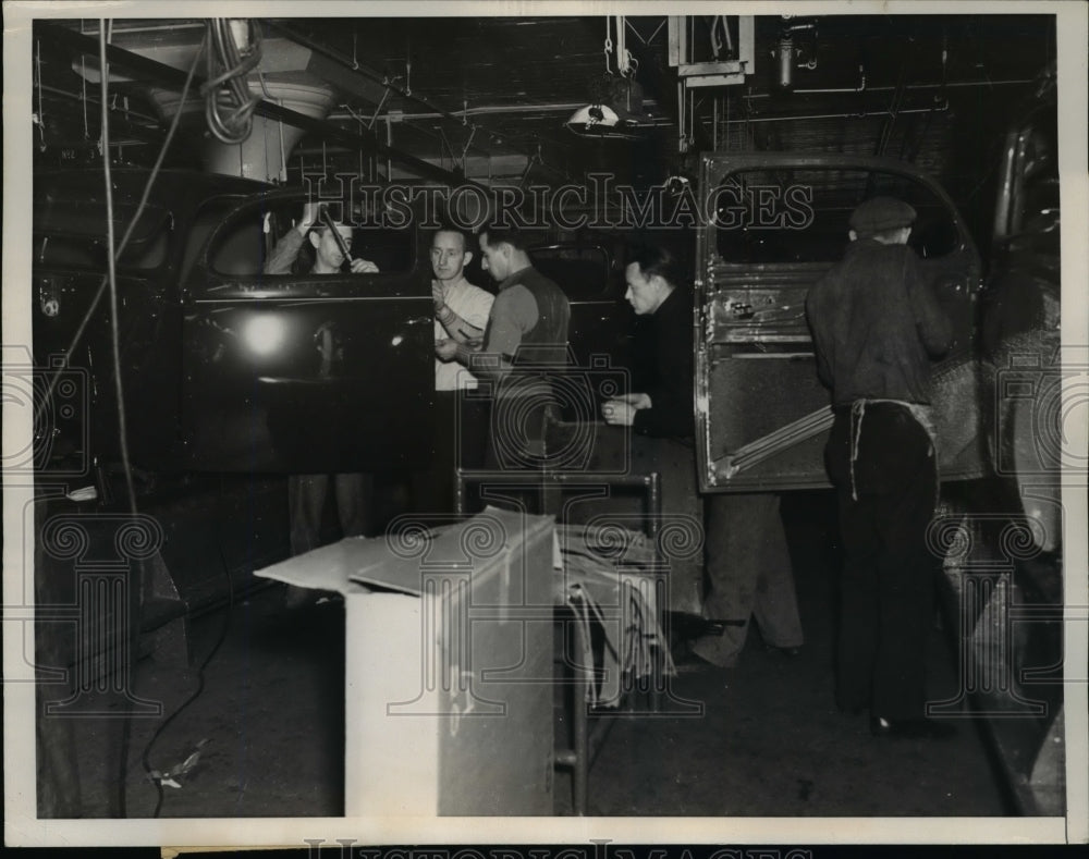 1937 Press Photo Non-Strikers Work on Assembly Line in Ford Motor Company Plant