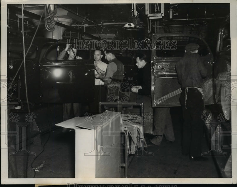 Load image into Gallery viewer, 1937 Press Photo Non-Strikers Work on Assembly Line in Ford Motor Company Plant
