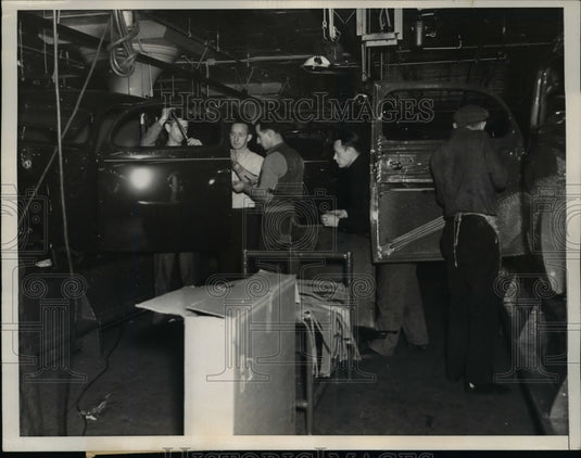 1937 Press Photo Non-Strikers Work on Assembly Line in Ford Motor Company Plant
