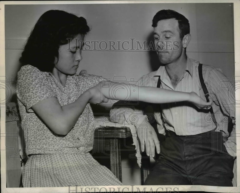 Load image into Gallery viewer, 1944 Press Photo Terry shows bruise she claims was inflicted by irate neighbor
