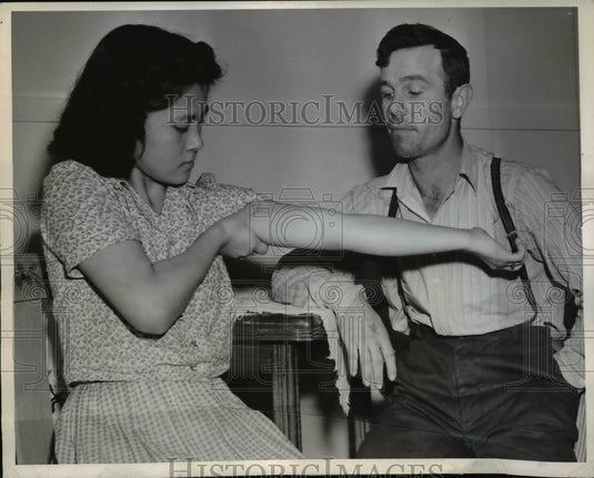 1944 Press Photo Terry shows bruise she claims was inflicted by irate neighbor