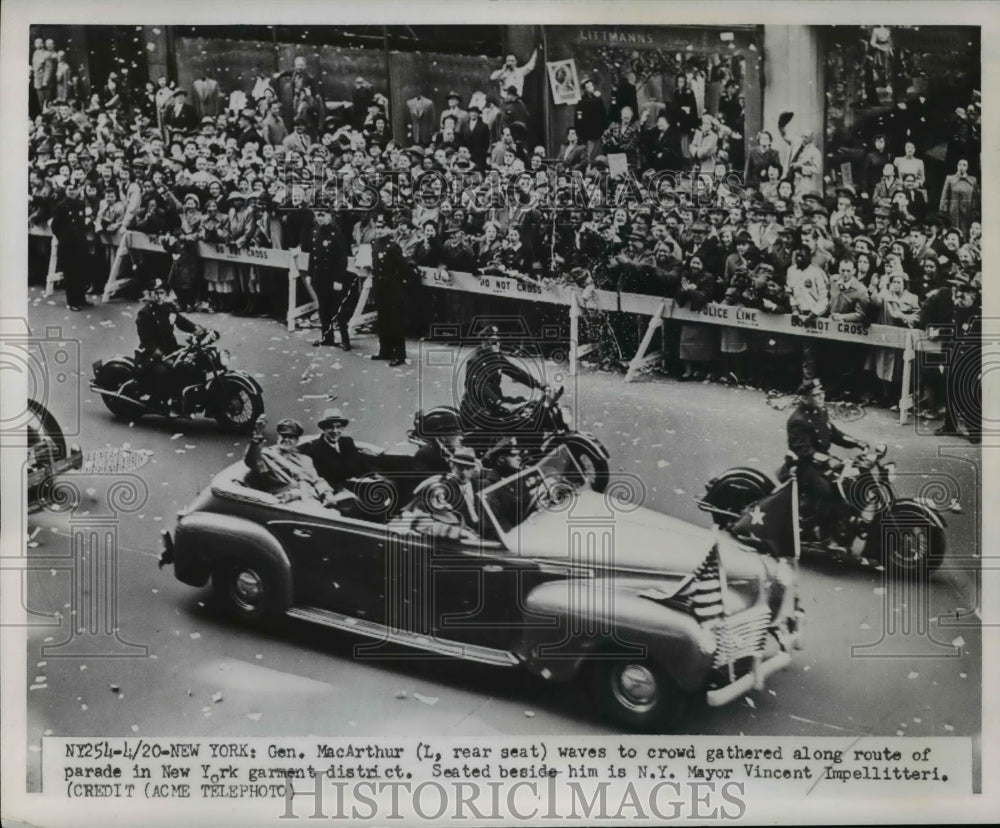 1951 Press Photo Gen. MacArthur & Mayor Vincent Impellitteri in NY Garment Dist.