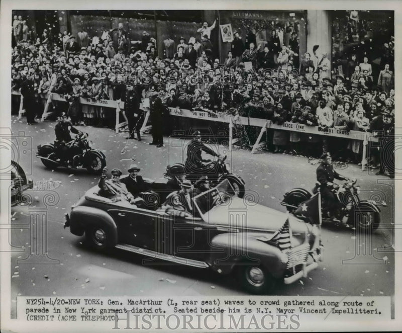 Load image into Gallery viewer, 1951 Press Photo Gen. MacArthur &amp; Mayor Vincent Impellitteri in NY Garment Dist.
