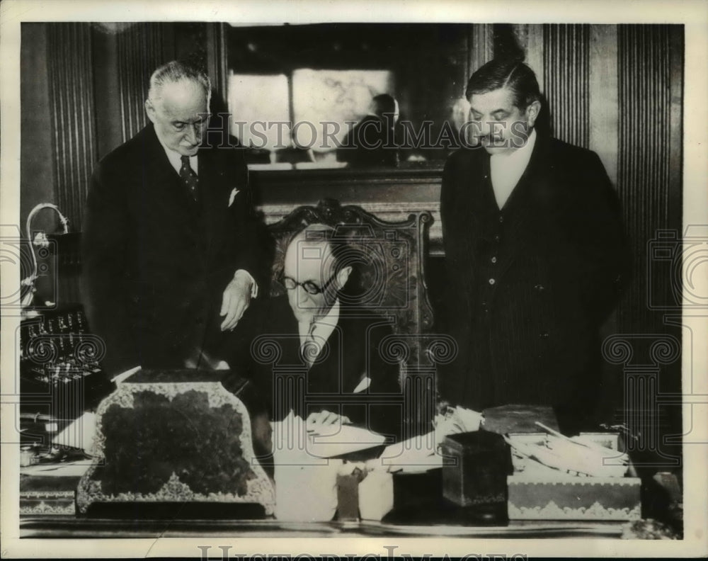 1935 Press Photo Jesse Strauss of US Signs Franco-American Commercial Treaty