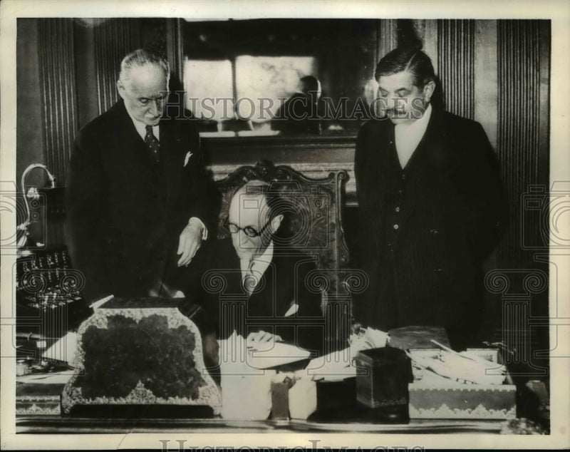 Load image into Gallery viewer, 1935 Press Photo Jesse Strauss of US Signs Franco-American Commercial Treaty
