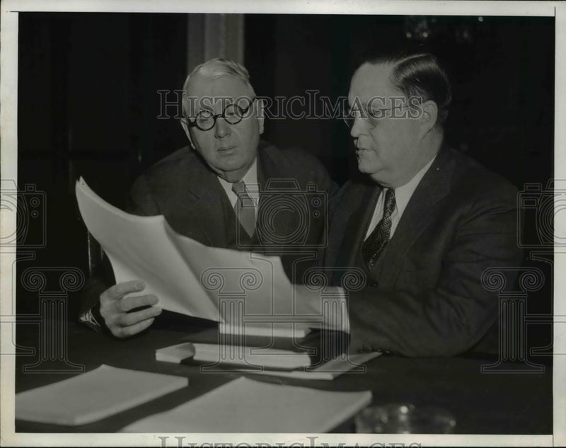 Load image into Gallery viewer, 1935 Press Photo William W. Howes &amp; Rep Luis Ludlow as Former Testifies for Dept
