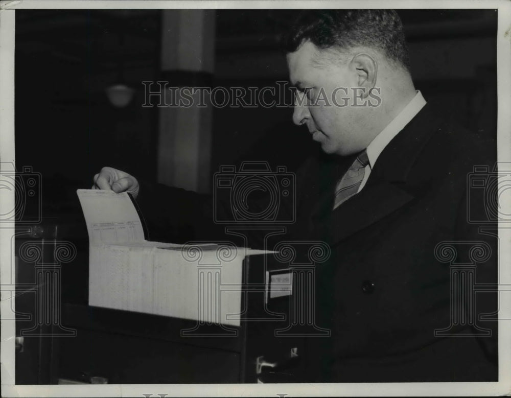 1938 Press Photo W. Thornton Inspects Ledger Card Baltimore Social Securities