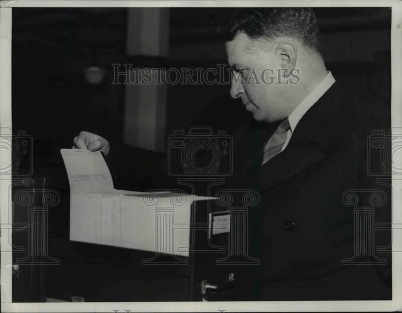 Load image into Gallery viewer, 1938 Press Photo W. Thornton Inspects Ledger Card Baltimore Social Securities
