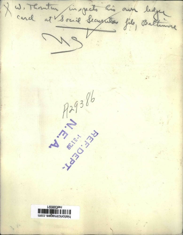 1938 Press Photo W. Thornton Inspects Ledger Card Baltimore Social Securities